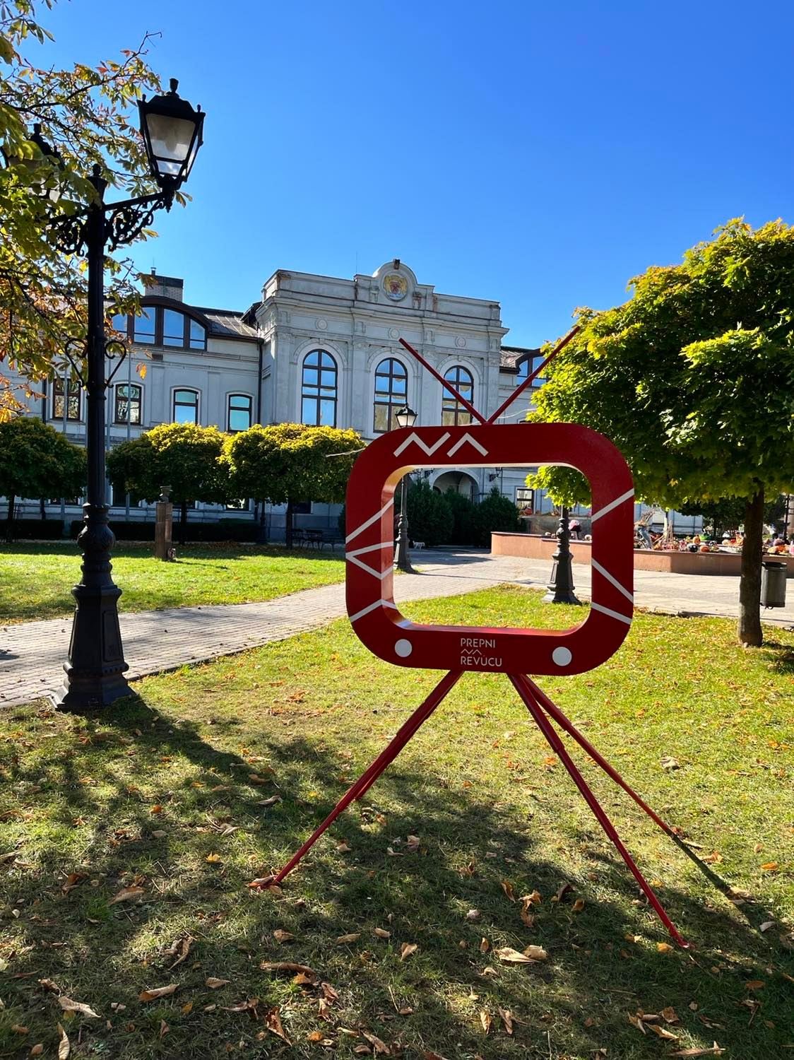 Fotopoint Prepni na Revúcu pred hostincom Kohút