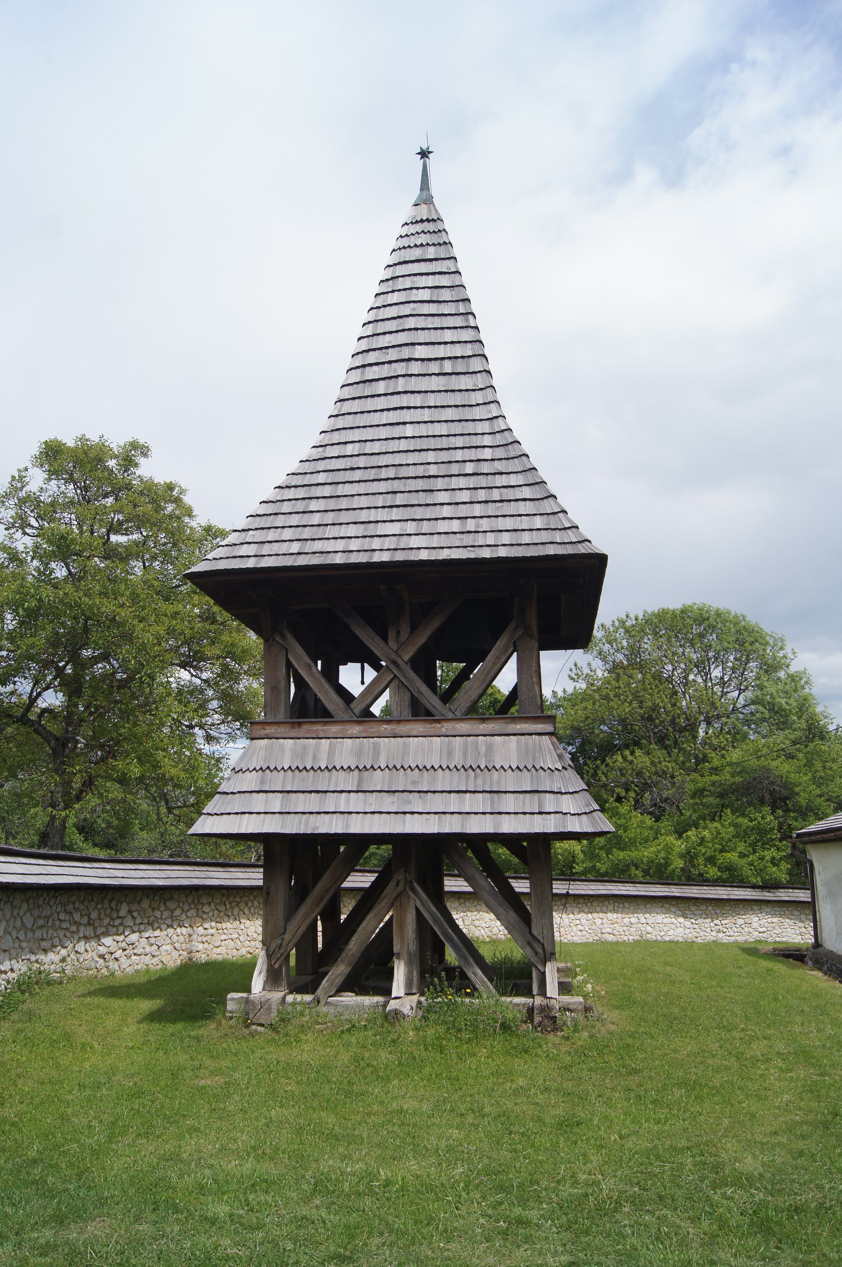 Zvonica pri kostole v Kraskove