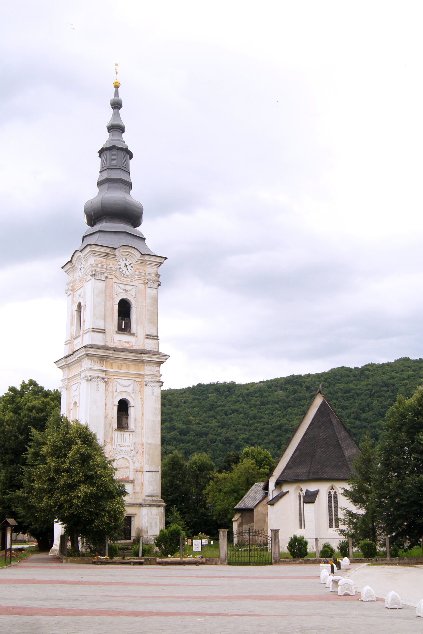 Reformovaný kostol a zvonica v Plešivci