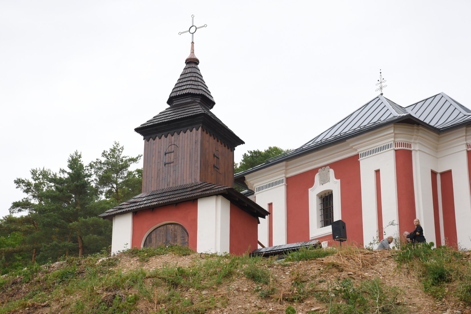 Kostol a zrekonštruovaná zvonica v najvyššom bode rožňavskej kalvárie