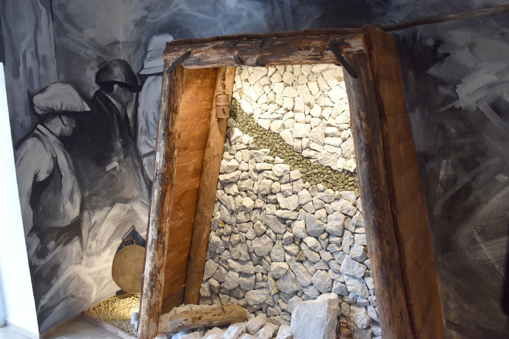 Žila pyritu v dioráme banského múzea v Hnúšti