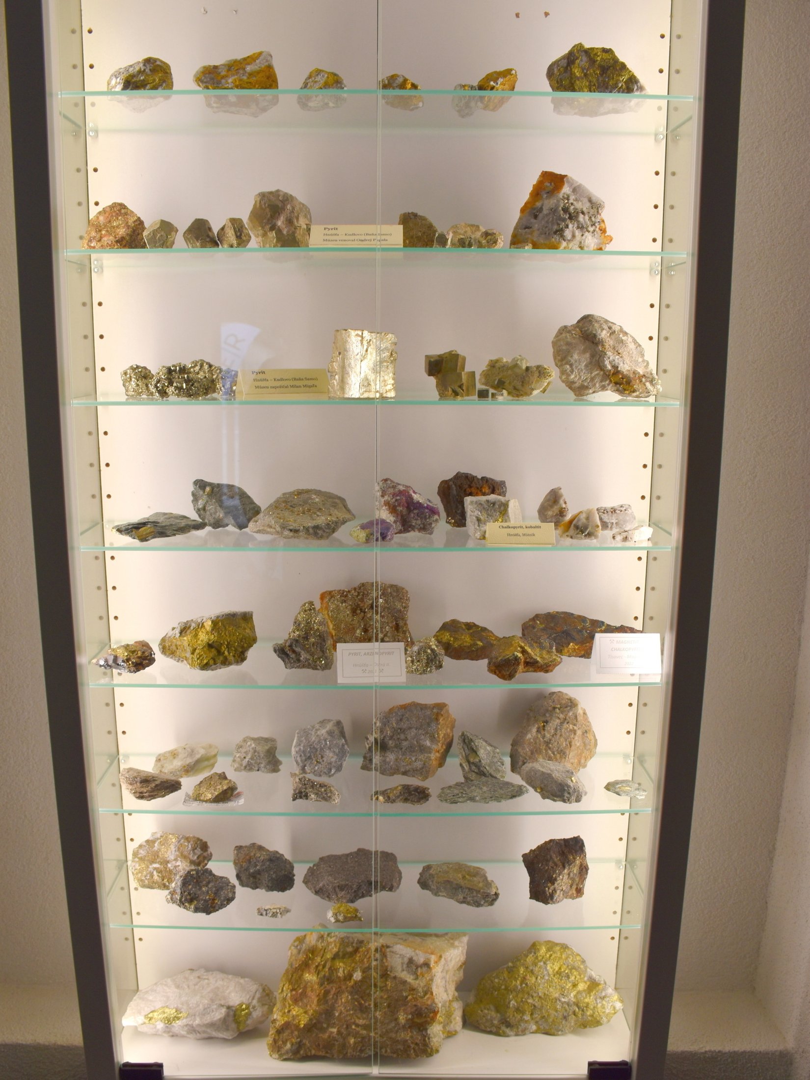 Exponáty pyritu a chalkopyritu z hnúšťanských baní