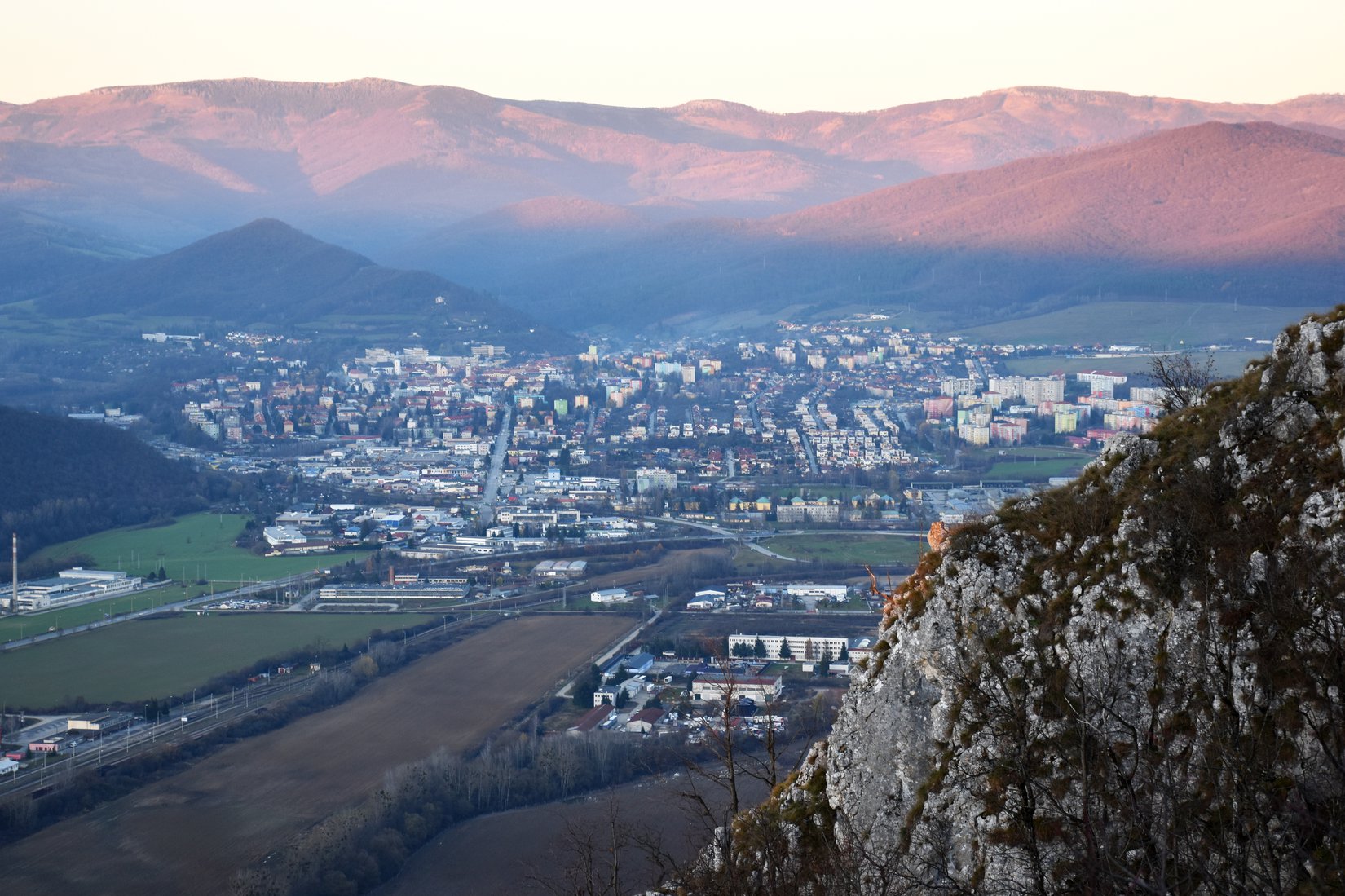 Mesto Rožňava z Brzotínskych skál