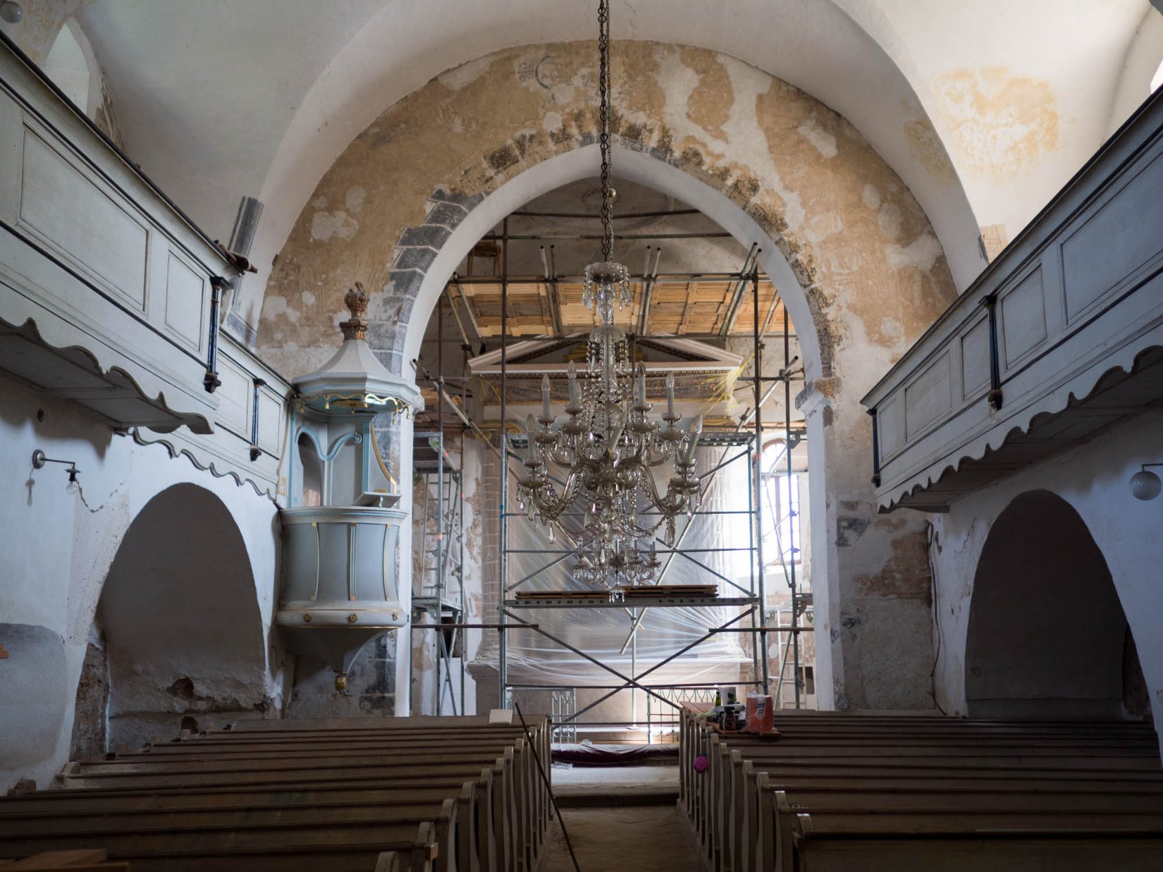 Interiér kostola v Kameňanoch