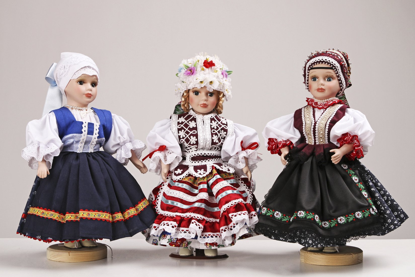 Bábiky s ľudovým krojom od Gabriely Medveďovej