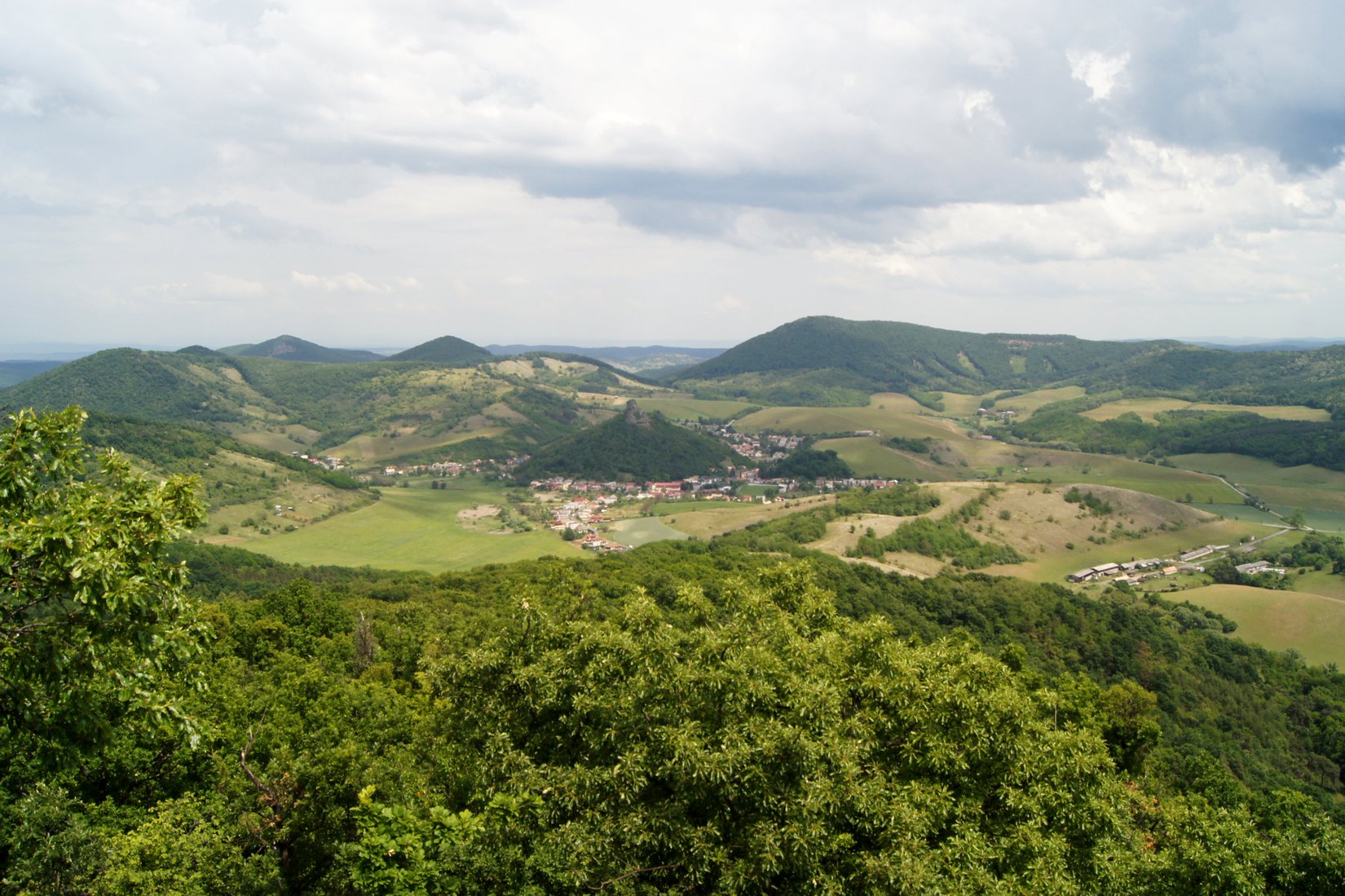 Hajnáčsky hradný vrch nad obcou Hajnáčka s vrchom Ragáč na pozadí