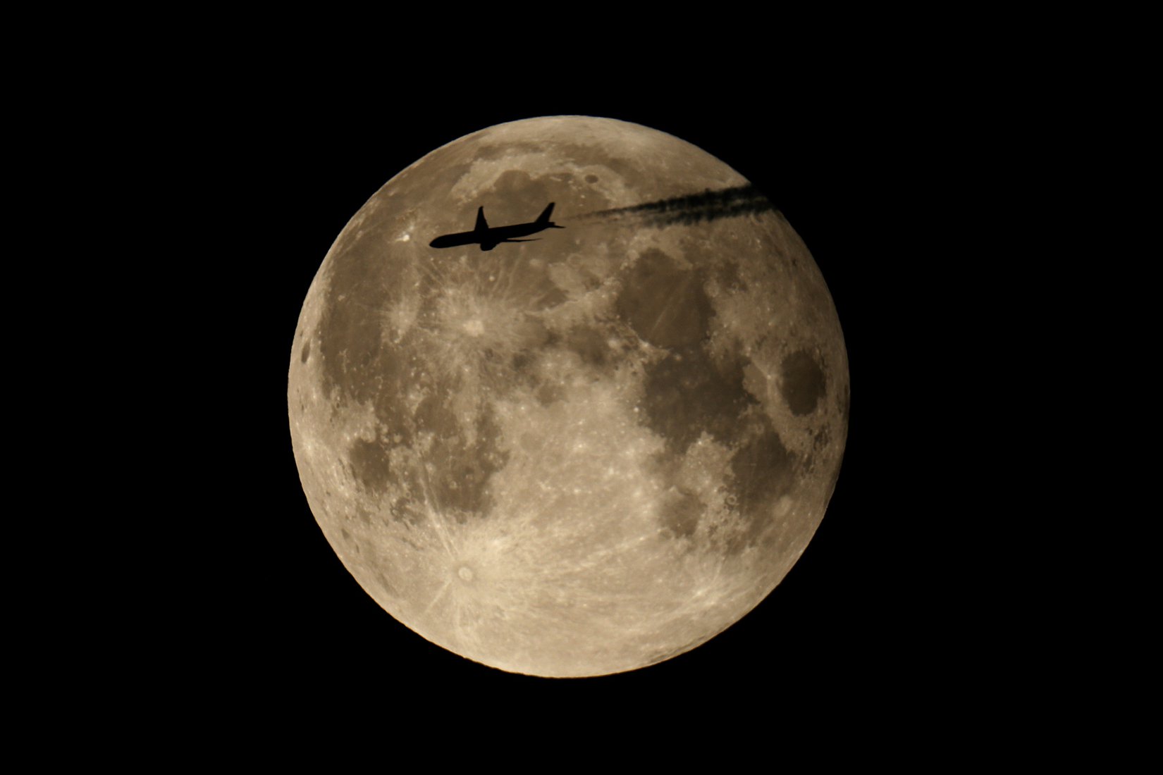 Hvezdáreň RS - prelet lietadla počas polotieňovej fázy zatmenia Mesiaca