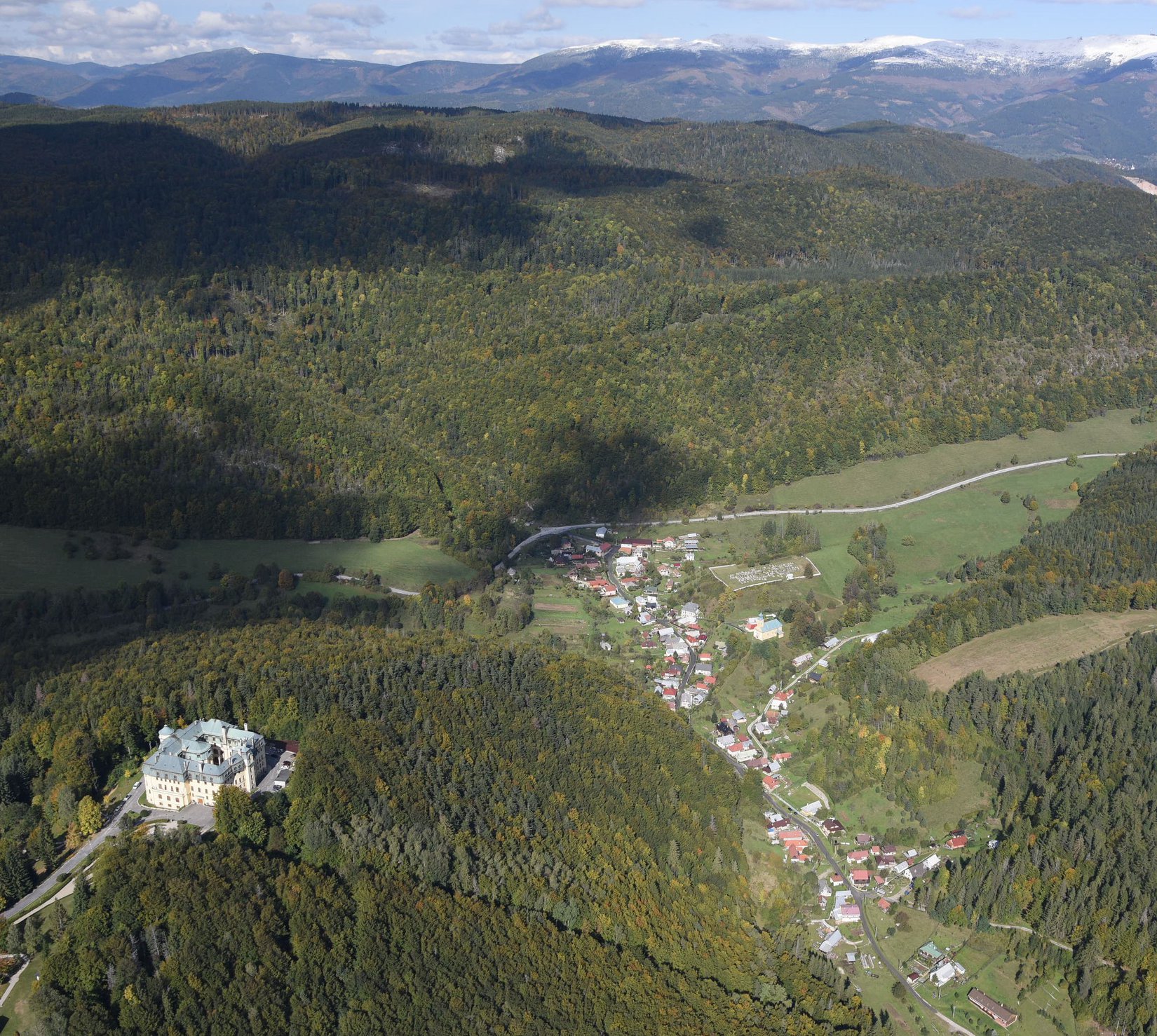 Muránska Huta a kaštieľ na Prednej Hore, s Vysokými Tatrami v diaľke