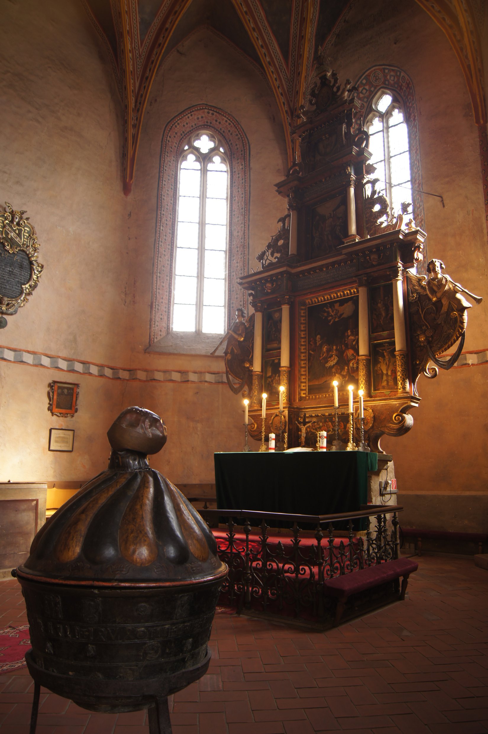 Gotická bronzová krstiteľnica z roku 1454 a renesančný oltár z roku 1636 v ev. kostole v Štítniku