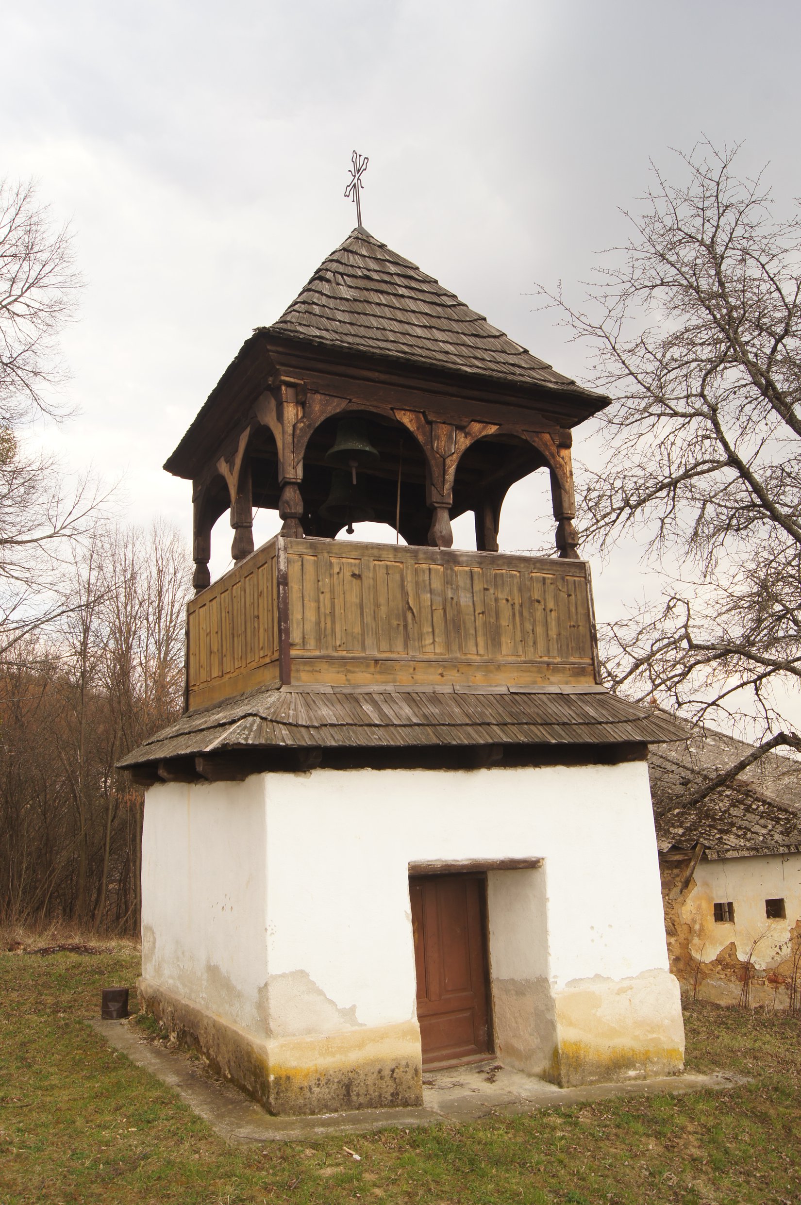 Zvonica z 18. storočia v areáli neskororománskeho kostolíka v Rákoši
